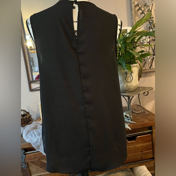 FOREVER 21 silky black sleeveless blouse. Size m - Picture 3 of 7